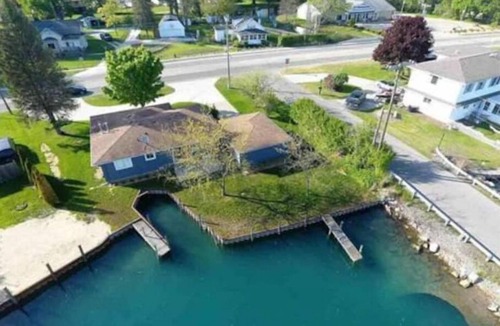 Algonac House | Beautiful waterfront vacation home -open & modern