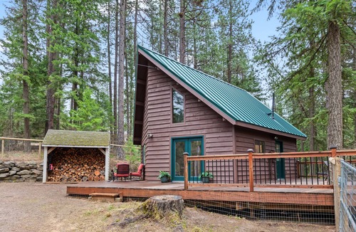 Coeur d'Alene Cabin | Beauty Bay Lake Cabin with Boat Slip on Lake Coeur d'Alene