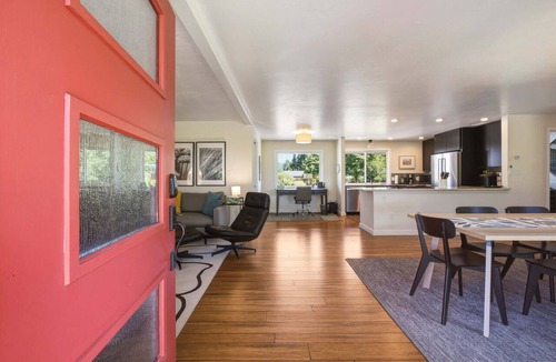 Hood River House | Belle of the Ball! Biking, Wineries, Westside Hood River!