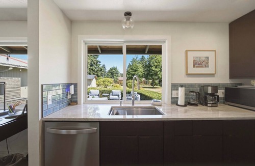 Hood River House | Belle of the Ball! Biking, Wineries, Westside Hood River!