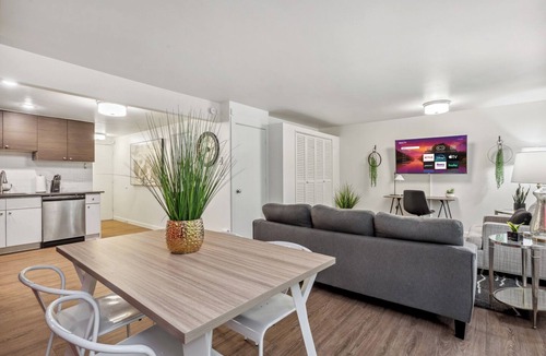 West Bellevue Apartment | Bellevue Way SE Executive Suite - Free Parking + WiFi - Monthly Stays
