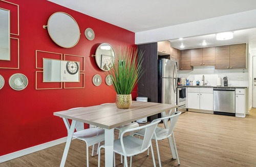 West Bellevue Apartment | Bellevue Way SE Executive Suite - Free Parking + WiFi - Monthly Stays