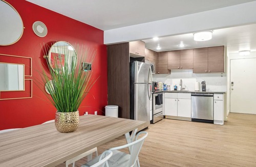 West Bellevue Apartment | Bellevue Way SE Executive Suite - Free Parking + WiFi - Monthly Stays