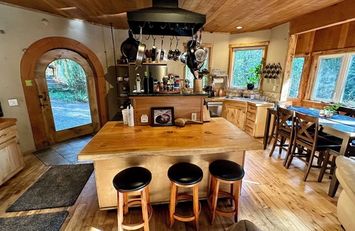 Coos Bay House | Below the Falls Lodge - Next to Golden & Silver Falls