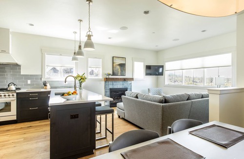 Bend House | Bend FUN ~ Heated resort pool ~ hot tub ~ pocket park ~ concert shuttle