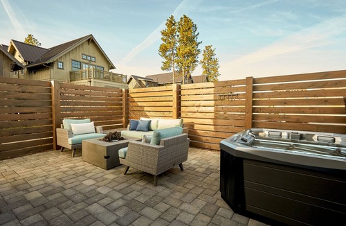 Bend House | Bend FUN ~ Heated resort pool ~ hot tub ~ pocket park ~ concert shuttle