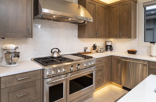 Bend House | Bend Luxury ~ golf/mtn views ~ indoor/outdoor living ~ resort amenities ~ wifi