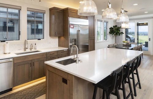 Bend House | Bend Luxury ~ golf/mtn views ~ indoor/outdoor living ~ resort amenities ~ wifi