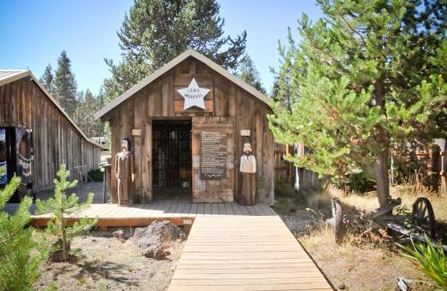 Three Rivers Resort | Bend-Sunriver Camping Resort Cottage 1