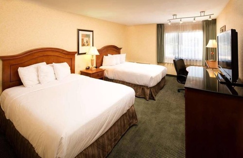 Wenatchee Hotel | Best Pick! Comes with Free Parking On-site and Pool! Pets Allowed!