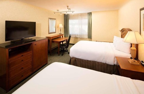 Wenatchee Hotel | Best Pick! Comes with Free Parking On-site and Pool! Pets Allowed!