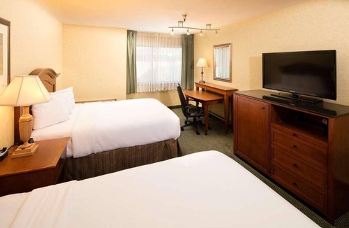 Wenatchee Hotel | Best Pick! Comes with Free Parking On-site and Pool! Pets Allowed!