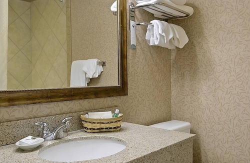 Wenatchee Hotel | Best Pick! Comes with Free Parking On-site and Pool! Pets Allowed!
