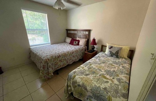 Tyler Apartment | Best Stays’ Ruby a Duplex, Pet Friendly, Work Crews family nurses @‘