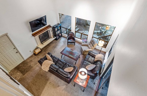 Sundance Cabin | BEST STREAM VIEWS, HOT TUB, PRIVATE SETTING, BIG PINE CANYON
