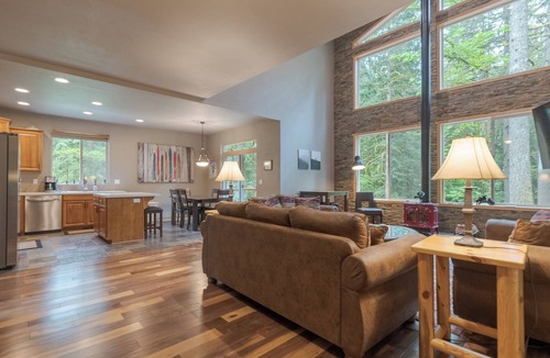Zigzag Ski Chalet | Beutiful mountain cabin, hot tub, big deck!