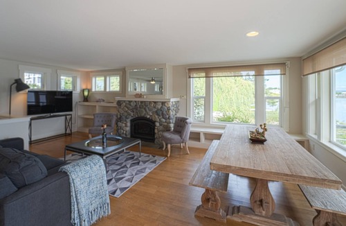 Kingston House | Big Beachfront Home. Walk to Ferry or Town, Kayak, Crab, Relax---NO CLEANING FEE