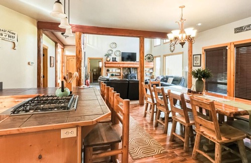Donnelly Cabin | Big Family Cabin, 5BR + Hot Tub + Cozy Fireplaces