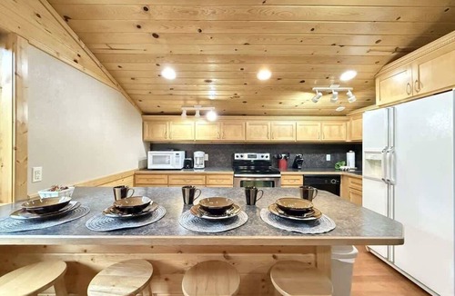 Island Park Apartment | Big Garage | Yellowstone NP | BBQ | Quiet Woodsy Area