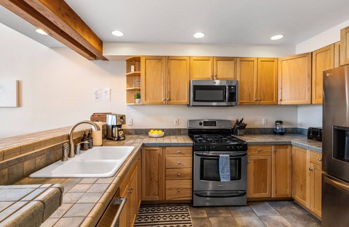 Saddle Ridge Condo | Big Sky Gem - Ski-in/out + Private Hot Tub + Views