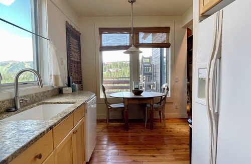 Saddle Ridge House | Big Sky Resort Ski in and out -Mountain Views from your hot tub