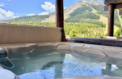 Saddle Ridge House | Big Sky Retreat -4BR Breathtaking Mtn Views, Hot Tub, 2 Decks Outdoor Seating