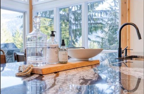 Hyak House | Bigfoot's Basecamp - 4BR Snoqualmie Pass Retreat, Hot Tub, Pets Welcome