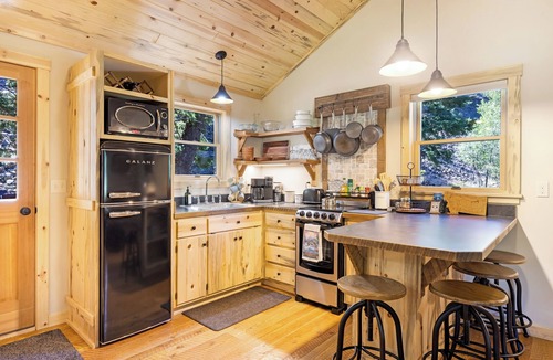 Drummond Cabin | Bighorn Cabin #1 - Have breakfast with Bighorn Sheep!