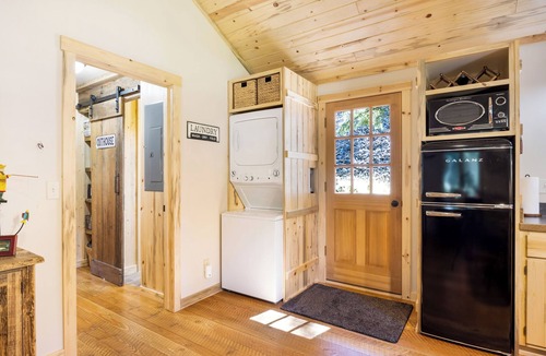 Drummond Cabin | Bighorn Cabin #1 - Have breakfast with Bighorn Sheep!