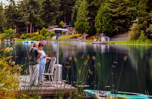 Auburn House | Birdsong lakeside serenity retreat