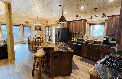 Island Park Cabin | Bison Meadows Lodge-10 min. to YNP+Hot tub+Wifi+AC+Sauna