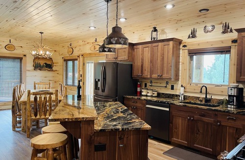 Island Park Cabin | Bison Meadows Lodge-10 min. to YNP+Hot tub+Wifi+AC+Sauna