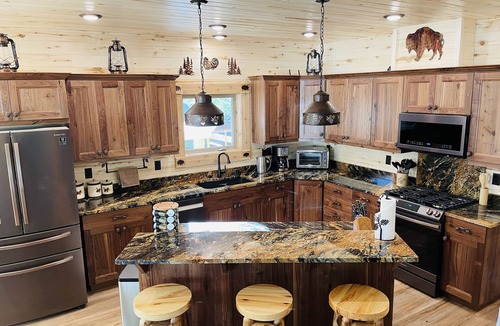 Island Park Cabin | Bison Meadows Lodge-10 min. to YNP+Hot tub+Wifi+AC+Sauna