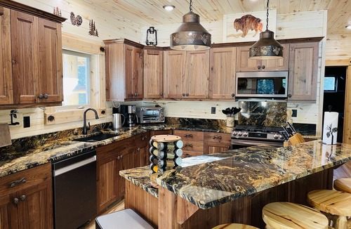 Island Park Cabin | Bison Meadows Lodge-10 min. to YNP+Hot tub+Wifi+AC+Sauna