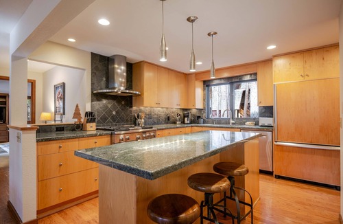 Black Butte Ranch House | Black Butte Ranch Retreat w/Hot Tub & EV Charger