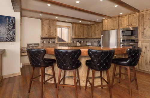 Big Sky House | Black Eagle Lookout | Hot Tub Deck Walk to Dining