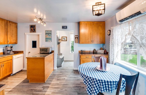 Grayland Cottage | 'Blackberry Cottage' w/Yard Near Westport & Beach