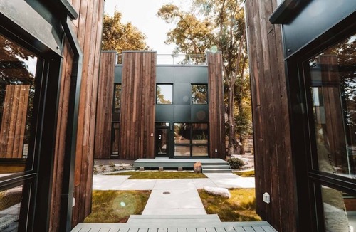 South Perry District Apartment | BlockhouseLife - A new way to travel! with Wi-fi