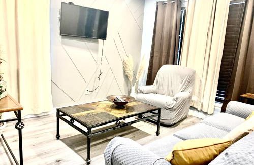 Berclair House | Blue Oval -Project Pyramid-XAi- King bed-2bedrooms 1,5 bath, 4beds, sleeps 5