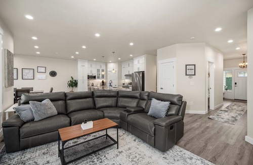 East Central House | Blue Sky House, modern, 5 bedrooms, hot tub, city views, close to hospitals.