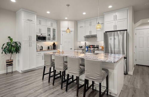 East Central House | Blue Sky House, modern, 5 bedrooms, hot tub, city views, close to hospitals.