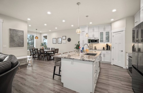 East Central House | Blue Sky House, modern, 5 bedrooms, hot tub, city views, close to hospitals.