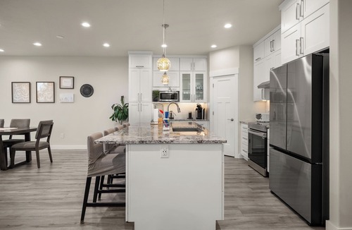 East Central House | Blue Sky House, modern, 5 bedrooms, hot tub, city views, close to hospitals.