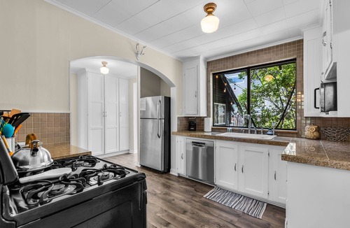 Old Bend House | Bluebird Day - Box Factory Bungalow, A charming 2-bedroom retreat.
