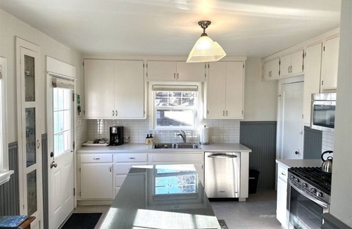 Old Bend House | Bluebird Day - Hill Street Beauty, featuring 2 bedrooms and a hot tub.
