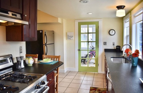Old Bend House | Bluebird Day - Jefferson Cottage Cozy two-bedroom, perfect for family getaways.