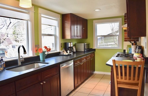 Old Bend House | Bluebird Day - Jefferson Cottage Cozy two-bedroom, perfect for family getaways.