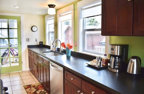 Old Bend House | Bluebird Day - Jefferson Cottage Cozy two-bedroom, perfect for family getaways.