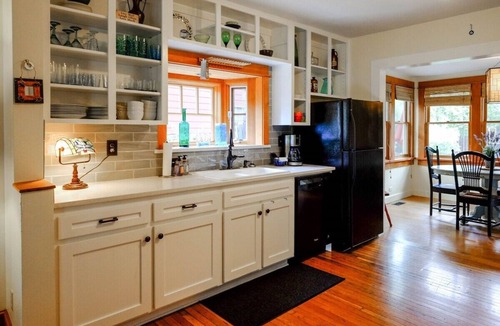 River West House | Bluebird Day - Lavender Cottage, Experience cozy comfort in scenic Bend, OR.