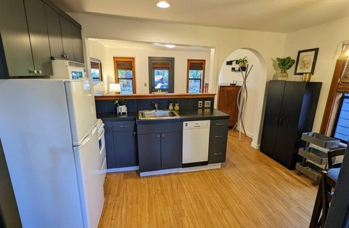 Old Bend House | Bluebird Day - River Otter, Charming 1BR duplex in Old Downtown Bend